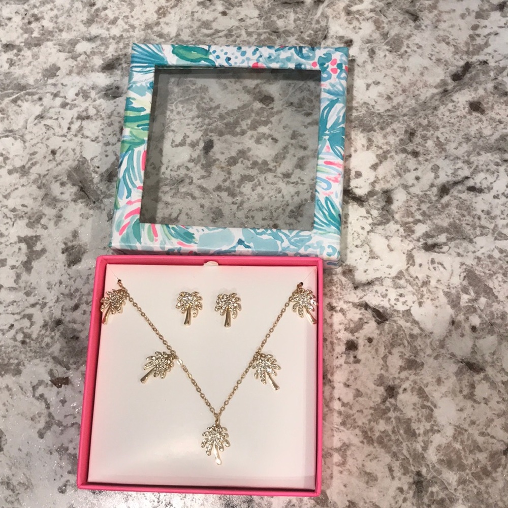 Necklace and earrings 🌴🌴🌴🌴 (gold) and shiny